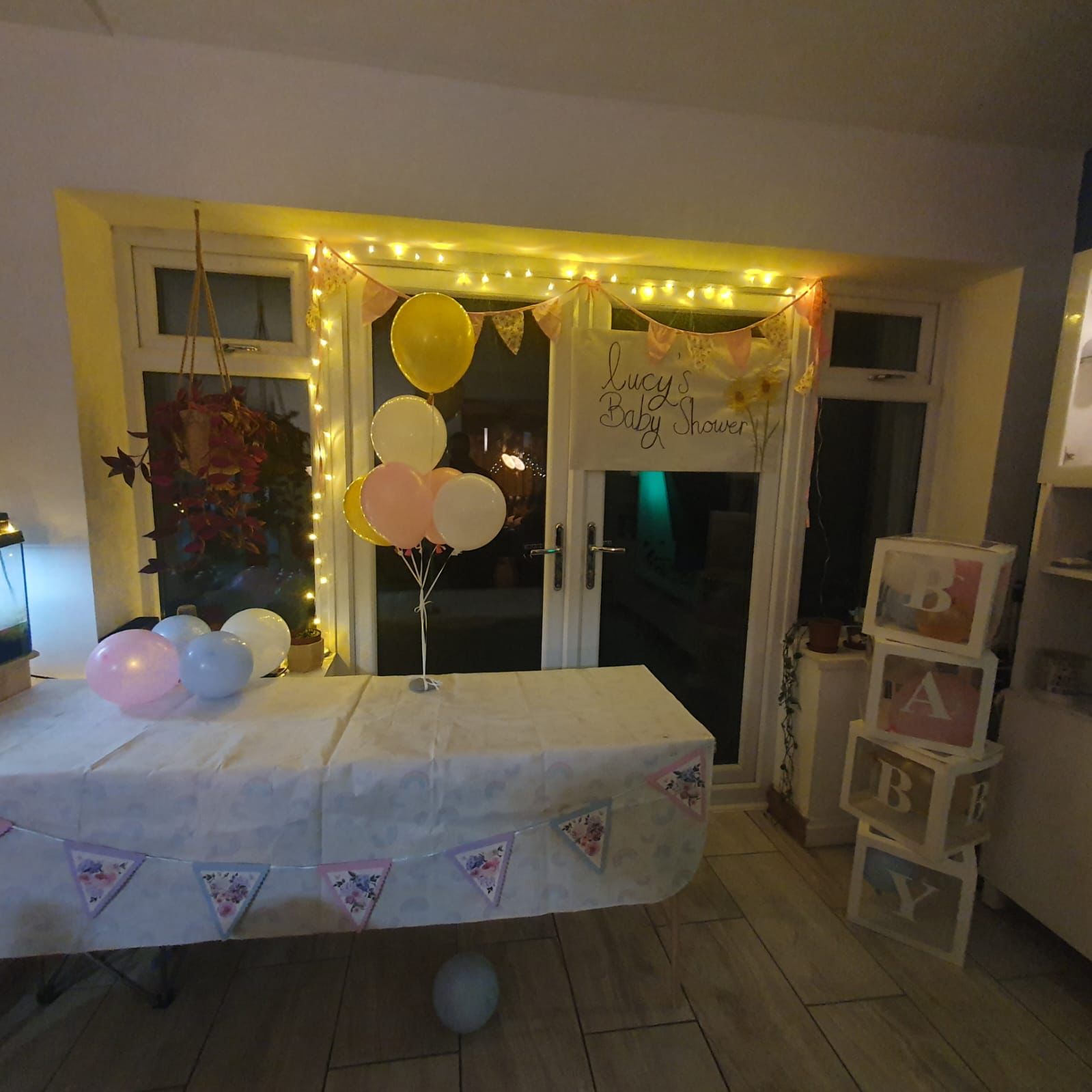 decoracion para baby shower cristiano con luces y suaves y globos azules y rosas